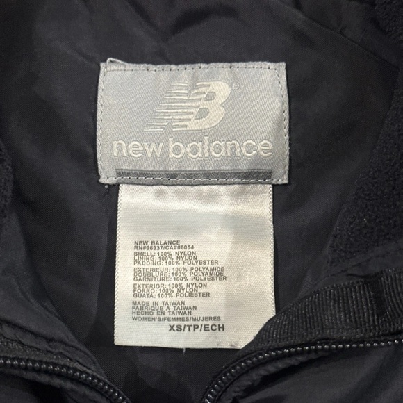New Balance Womens Black Lightweight Puffer Jacket w/ Media Pocket Extra Small - Picture 2 of 3